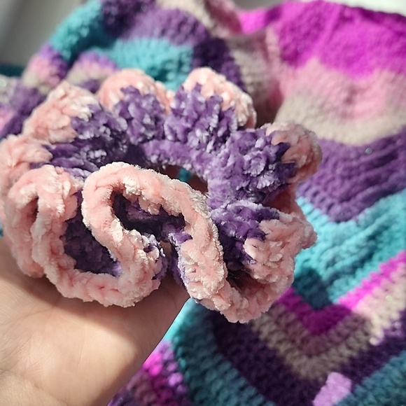 1 Scrunchie - Picture 3 of 3